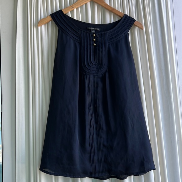 Banana Republic - size 8 - navy sleeveless blouse perfect for work! - Picture 1 of 4